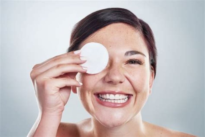 Do dermatologist pop blackheads?